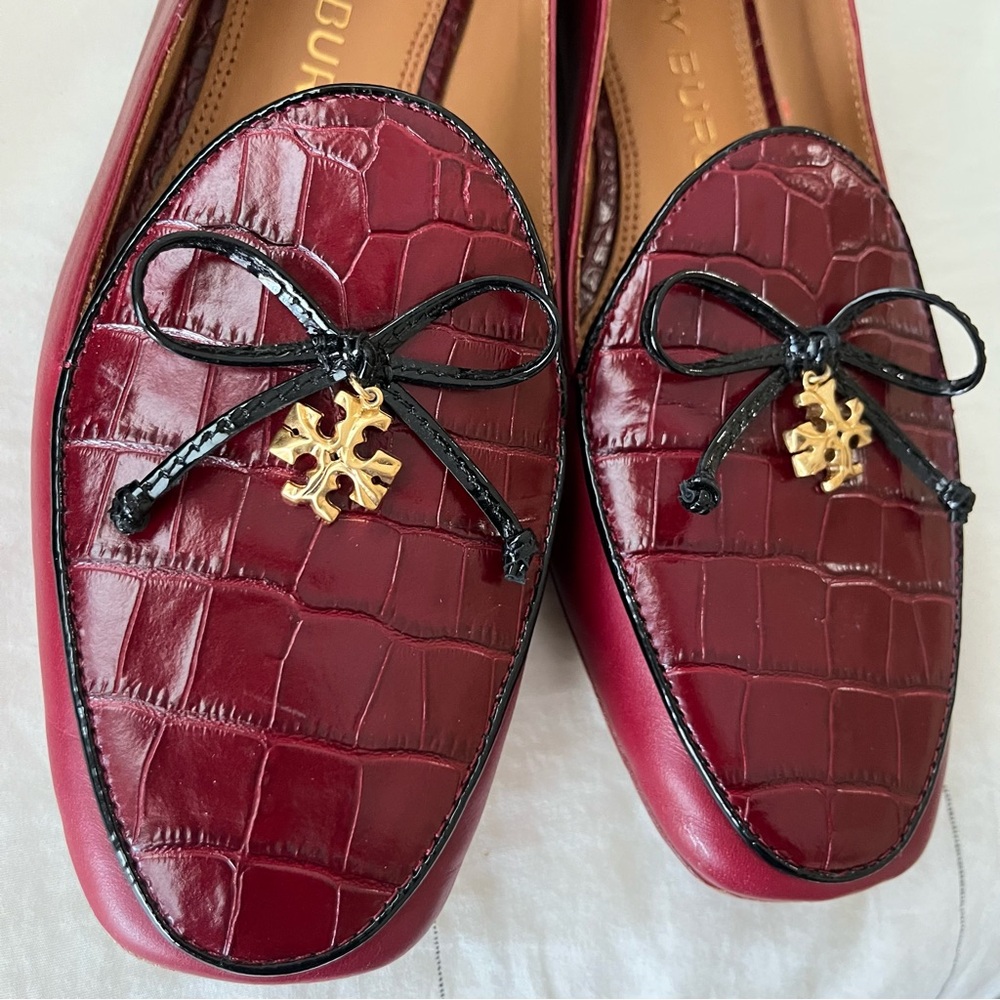 Tory Burch Women's Croc Embossed Loafers with Gold Charm Size 8 - Picture 3 of 12